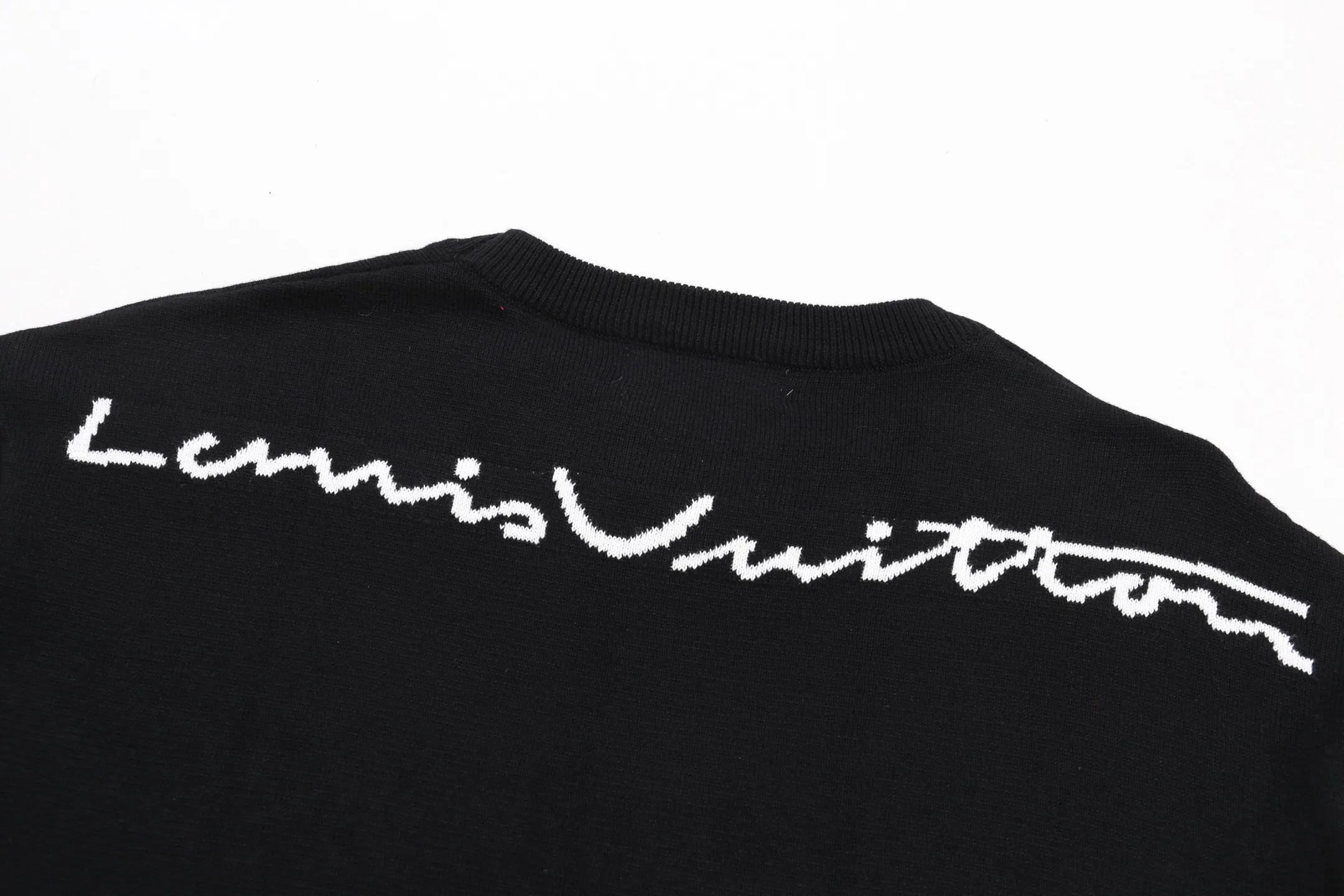🅿️210. LV rap cartoon character jacquard round neck knitted short sleeves. Pure cotton custom-dyed yarn, wool hanging jacquard technology, double-sided jacquard back label, detail restoration processing, no crease defects, full set of accessories. #The whole pattern is made of eight-color custom-dyed yarn. It is made of 12s fine knitted pieces and jacquard machines imported from Germany. Jacquard pattern weaving threads are used to dye the original clothes in matching colors and are environmentally friendly and fixed. Customized cotton yarns are introduced. Jacquard fabrics require fine yarn counts and extremely high requirements for raw cotton. #T-shirt depicts cartoon images using intarsia technology. The pattern adopts wool jacquard technology and is made by scanning logarithmic flowers from the original. The multi-yarn jacquard uses imported high-quality cotton yarn fabrics with warp and weft threads interlaced to form a jacquard pattern structure. When fabrics are weaved, patterns are formed by changing the warp and weft structure, and the patterns are exquisite and delicate; because inferior cotton yarn cannot weave into shaped patterns, the requirements for raw cotton are extremely high.  #The back panel has the LV single-sided jacquard logo. "Most of the wrong versions of jacquard or no jacquard letters on the market are different from the original version." The back panel is equipped with the brand's signature letter logo according to the original design. The restored design is designed based on the original grid. The knitting grid, high and low positions, and spacing space of each letter are designed on the same horizontal line, and the presentation effect is excellent.  #Special washing process creates an original texture. Ultra-fine woven threads are made of environmentally friendly fibers, combined with a special soft washing process. The body fabric has a soft touch and softly stretched environmentally friendly microfiber to create the bottom layer; it is not easily deformed when stretched. The texture is fine and smooth, the gloss is good, and it is extremely breathable. Has a soft touch feel.  #patch development version fabric piece, casual round neck knitted short-sleeved version; the short sleeves are closed to show the shoulders and upper body, and have a straighter visual effect. Gather the back using a hidden line technique; iron the flat back piece into a three-dimensional piece according to the body shape, and seal the upper end of the back pant. Original three-standard accessories size.XS.S.M.L